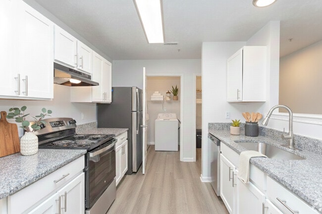 Building Photo - Hidden Lake