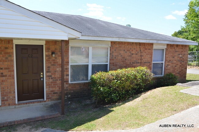 Building Photo - 2 Bedroom Duplex - Section 8 Accepted