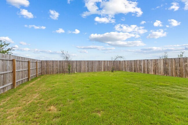 Building Photo - Charming Home Awaits: Spacious & in a Prime Location