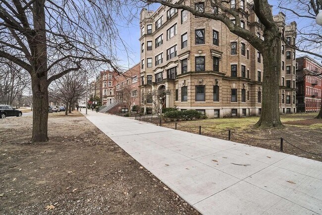 Building Photo - 114 Fenway