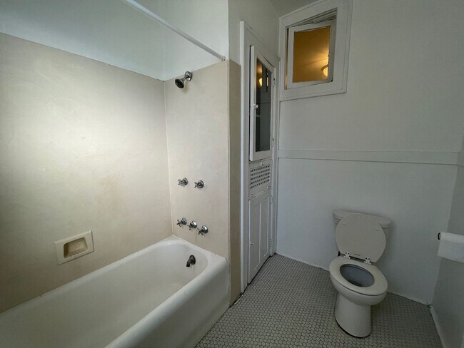 Foto del edificio - Live on Audubon Park! Top Floor Corner Unit!