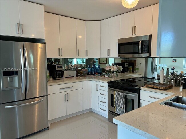 Foto del edificio - 9500 W Bay Harbor Dr