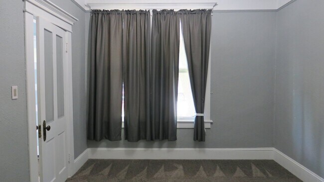 Building Photo - Completely Remodeled 2 bedroom