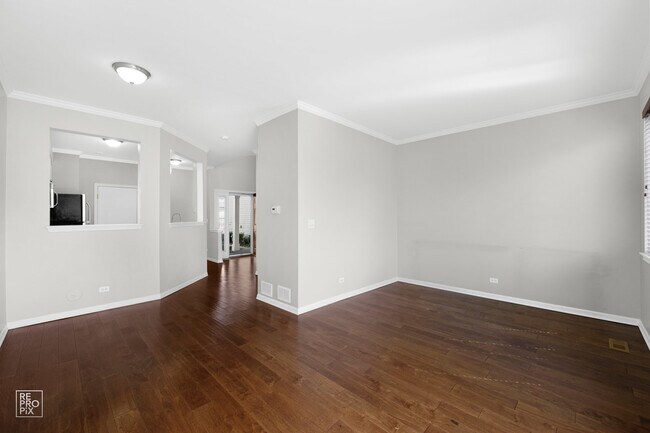 Foto del edificio - 1353 Longchamps Ct