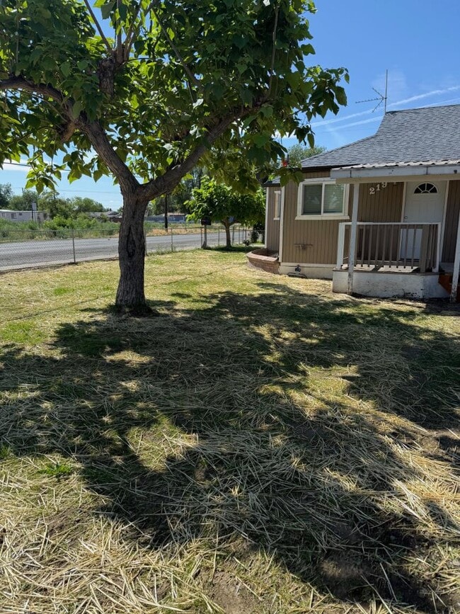 Building Photo - 506 N Camas Ave