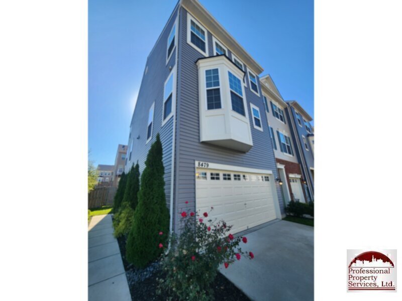 Foto principal - Modern Elegance in this like new end unit ...