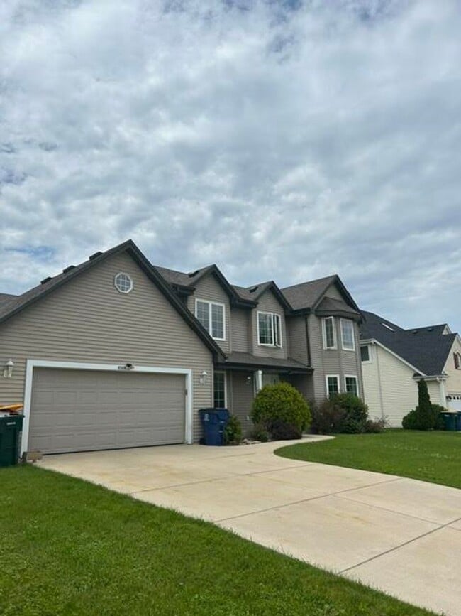 Building Photo - 9765 S Rustic Pl