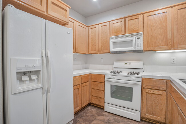 Building Photo - 1658 Glenmore Dr