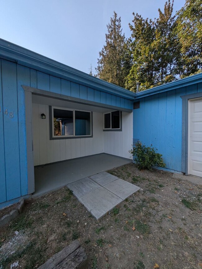 Building Photo - Large, Remodeled 2 Bedroom Duplex Unit on ...