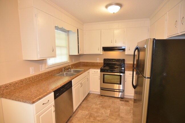 Building Photo - Beautiful all Brick Home w/ Carport