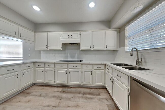 Building Photo - 3619 Chapel Square Dr