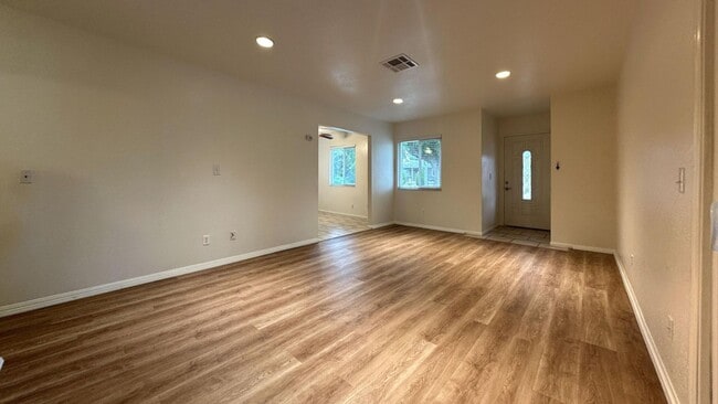 Building Photo - 3 Bedroom 2 Bathroom Home w/RV Parking In ...