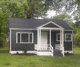 Building Photo - 1024 Halsey Ln
