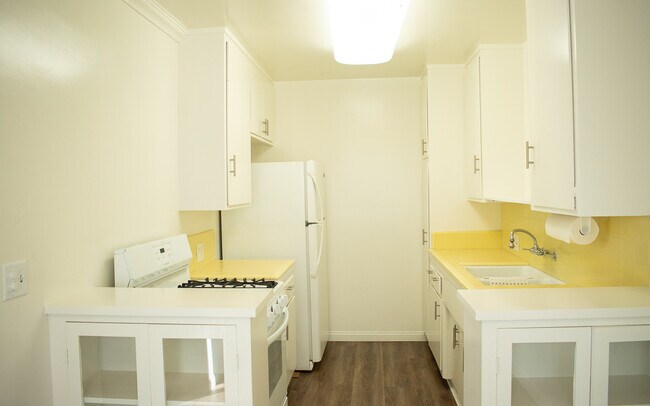 Kitchen - 252 S Doheny Dr