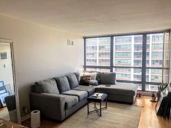 Living Room - 1540 N La Salle Dr