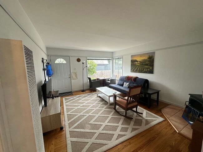 Building Photo - Great natural light on a side by side dupl...