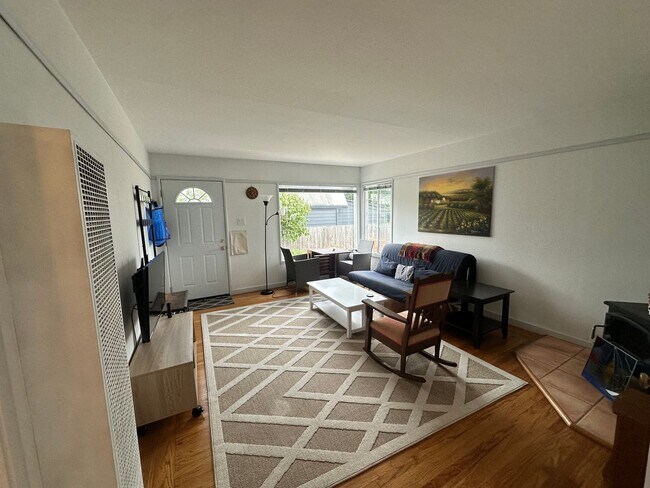 Foto del edificio - Great natural light on a side by side dupl...