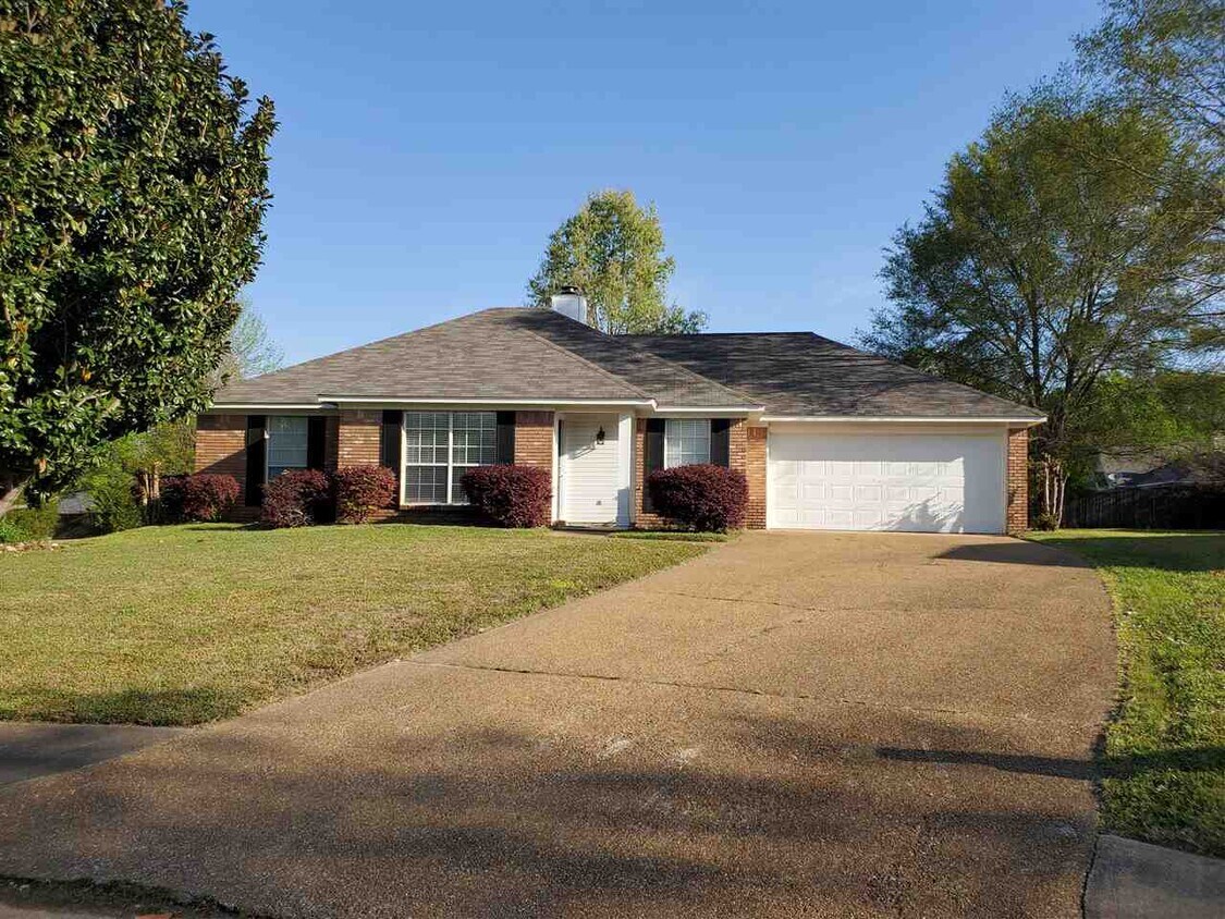 Primary Photo - 208 Foxwood Cove