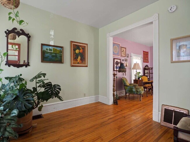 Foto del edificio - Classic 2-Bedroom Home in Phillips Neighborhood Pets Welcome!