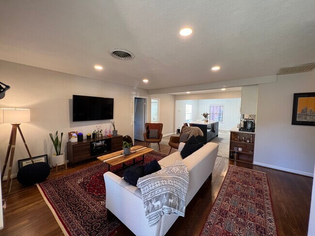 Entrance into living room - 1630 Chippendale Rd