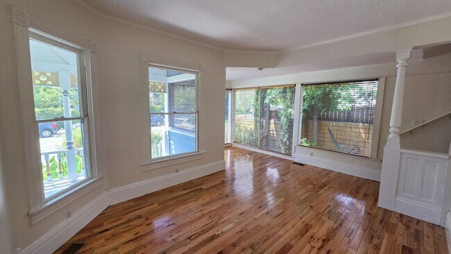 Foto del edificio - Historic 1898 Two Story 3 Bed 2 Bath House Available Now!