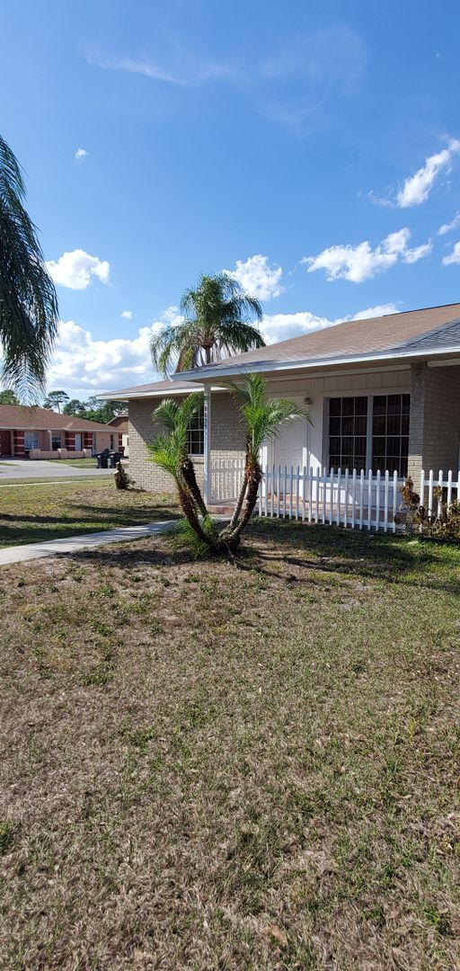 Building Photo - Charming 2 Bedroom Duplex with Tiled Floor...