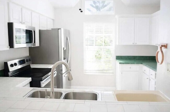 Foto del edificio - 11316 Maybrook Ave