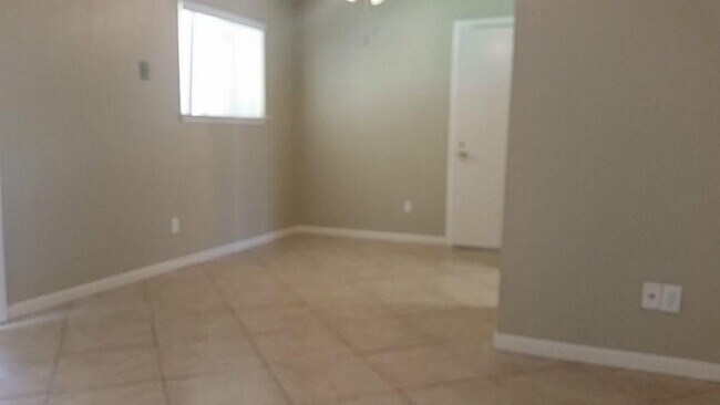 Building Photo - 1031 Fallbrook Dr