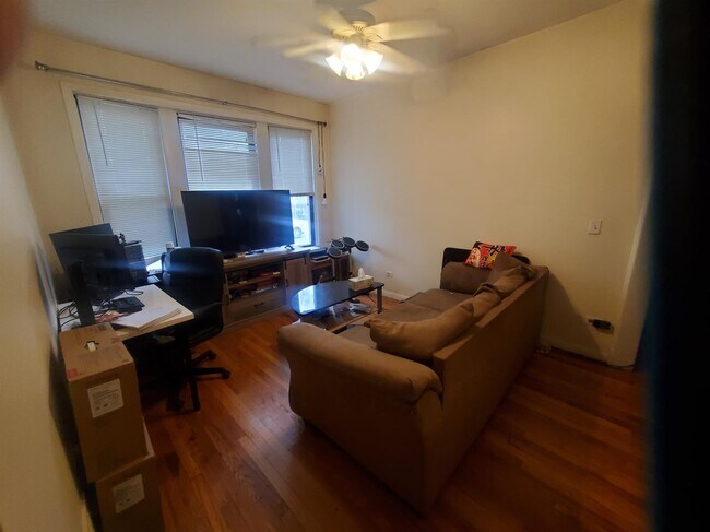 Foto del edificio - 2552 N Hamlin Ave