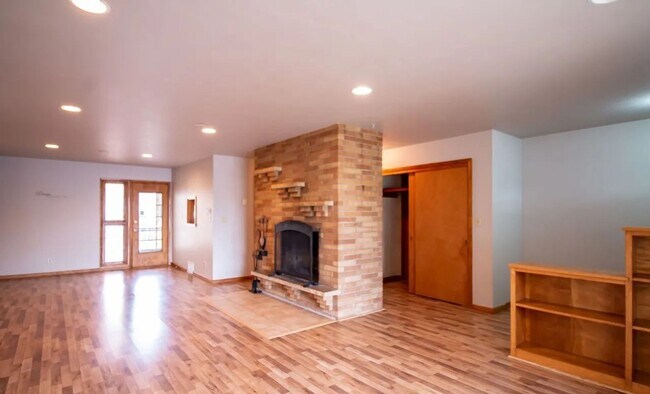 Building Photo - 4 Bedroom 3 Bathroom - South Fargo - All U...