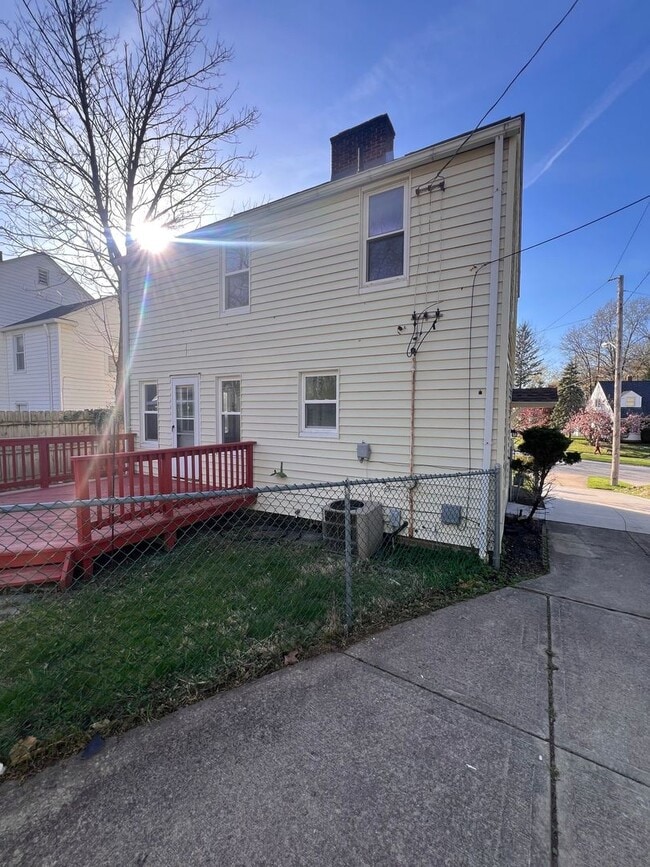 Building Photo - 3 Bed, 1 Bath – 1,234 Sq Ft