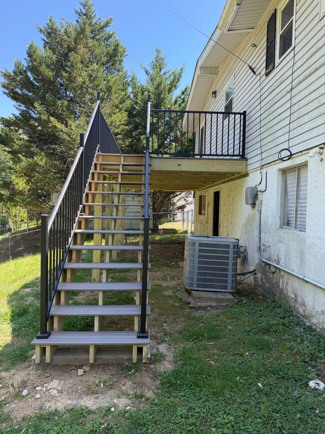 Building Photo - 607 Mountain Wood Dr