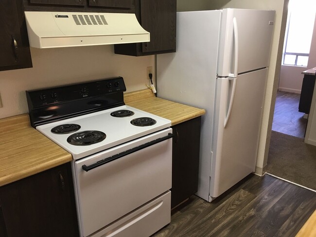 Foto del edificio - LARGE 1 BED 1 BATH WITH WASHER DRYER HOOKUPS