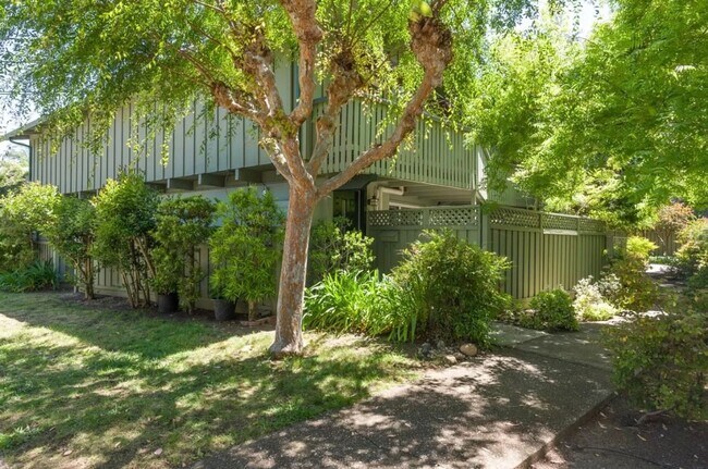 Foto del edificio - Beautiful 2 bed 1 bath end unit condo/town...