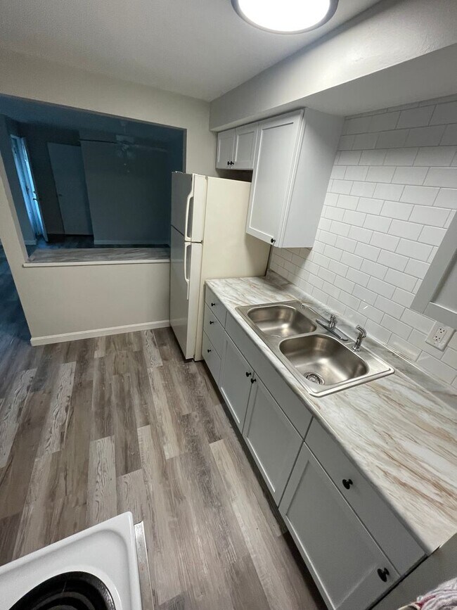 Foto del edificio - One and Two Bedroom Apartment Building