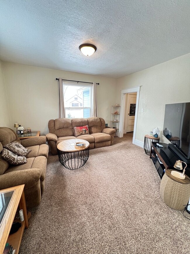 Building Photo - AVAILABLE AUGUST 1 - Spacious 3+ Bedroom Home