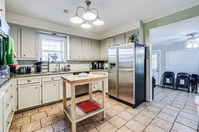 Building Photo - TCU Area- Beautiful 4 Bedroom, 2 Bath Avai...