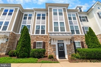 Building Photo - 7410 Riding Meadow Way