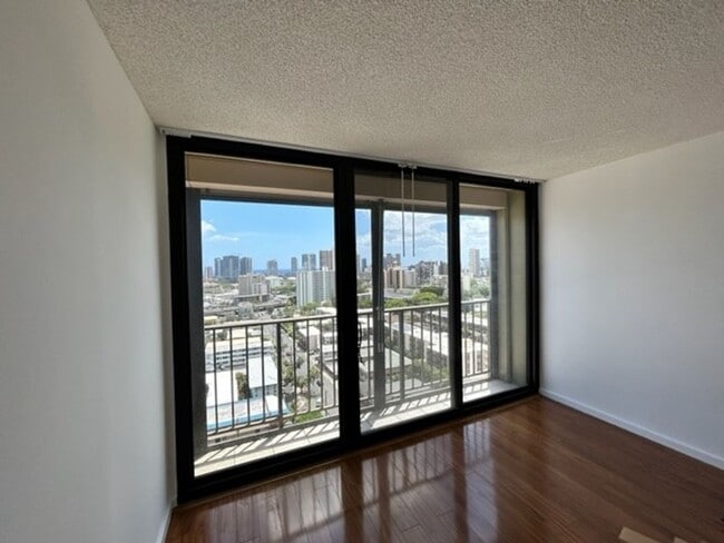 Building Photo - Updated 1-BR, 1-BA with 1-parking
