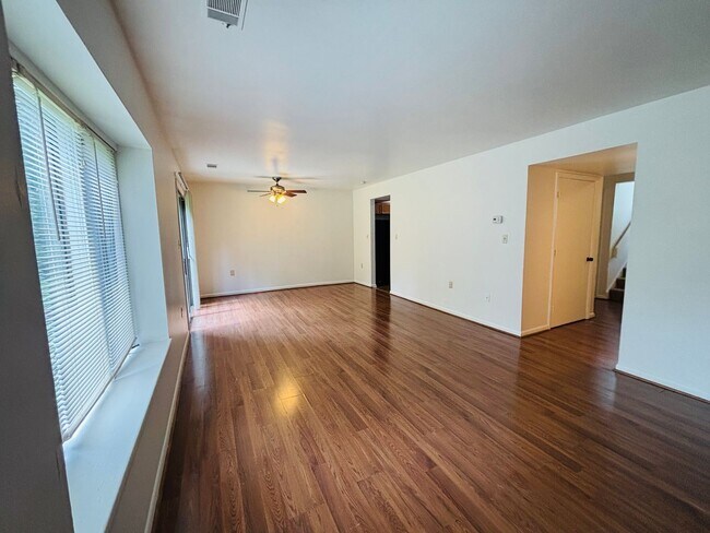 Building Photo - 3 Bedroom 2.5 Bath Townhouse