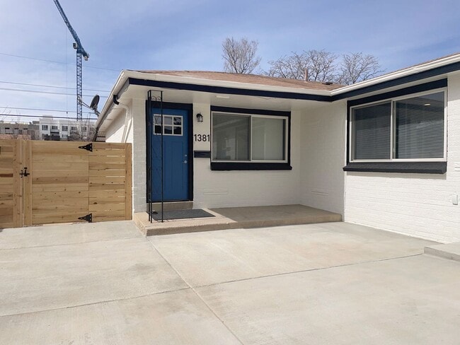 Building Photo - Stunning & Modern 3 bedroom Triplex!