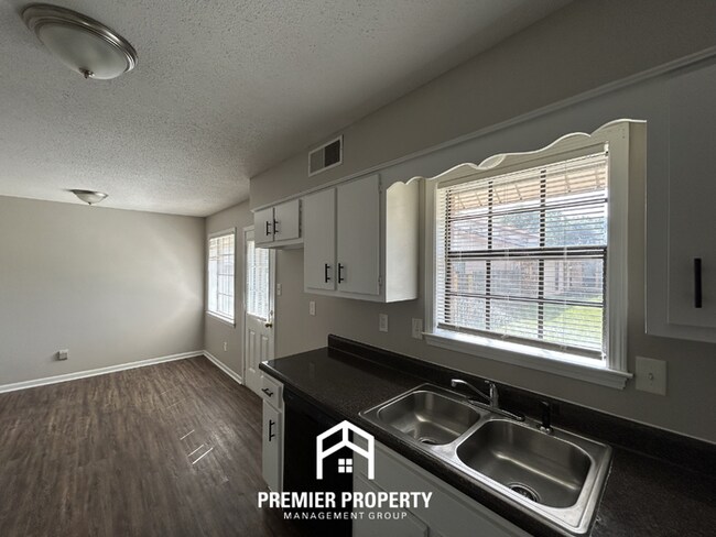 Foto del edificio - Charming 3 Bedroom Rental on Palgrave Lane - Open Kitchen & Fenced Yard