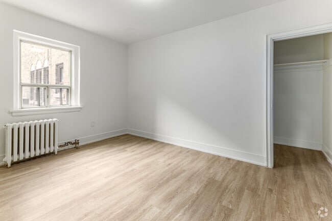 2 chambres, 1 salle de bain - 871 pi² - Chambre - 1650 Bathurst