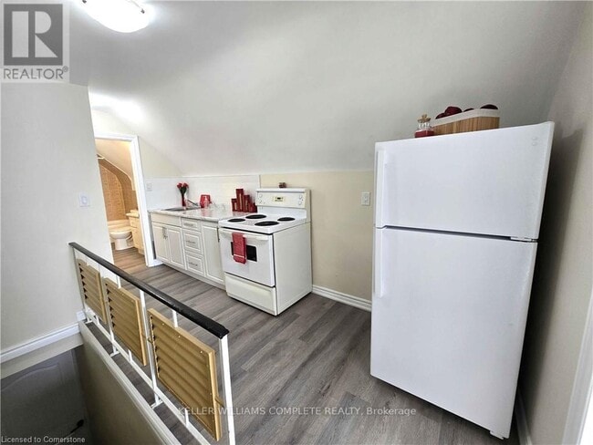 Photo du bâtiment - 300-300 Balmoral Ave N