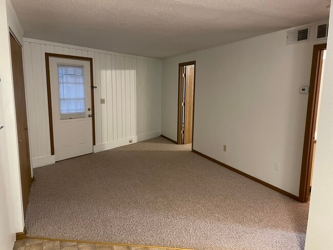 Building Photo - 800 Village Dr
