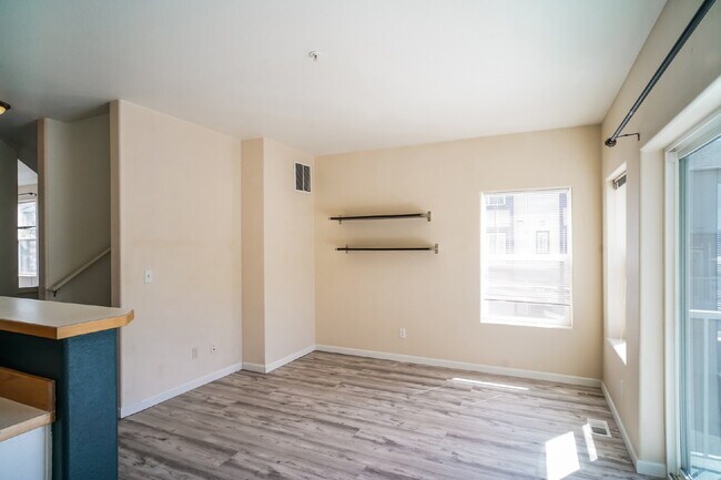 Building Photo - Charming Townhome Condo 3 Bedrooms / 2.5 B...