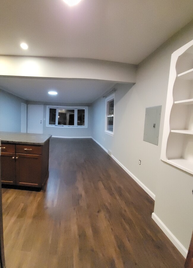 Vista de la sala de estar desde atrás Entrada al vestíbulo - 411 Brewer St