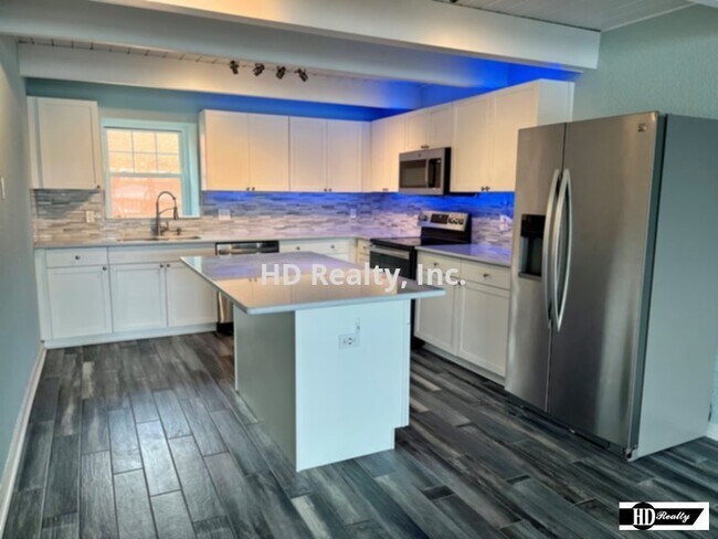 Building Photo - Enjoy waterfront living in the bright and ...