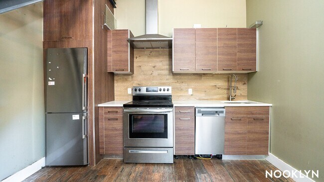 Foto del edificio - 18-15 Putnam Ave