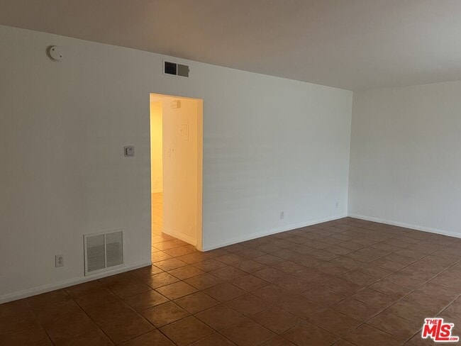 Foto del edificio - 469 W 19th St